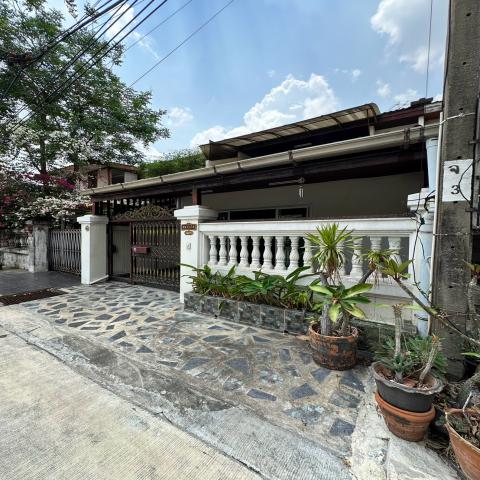 ขายทาวน์โฮม 2 ชั้น ลาดพร้าว 67/2  ทาวน์โฮมทำเลทอง ใกล้ถนนใหญ่ เดินทางสะดวก ใกล้รถไฟฟ้า
